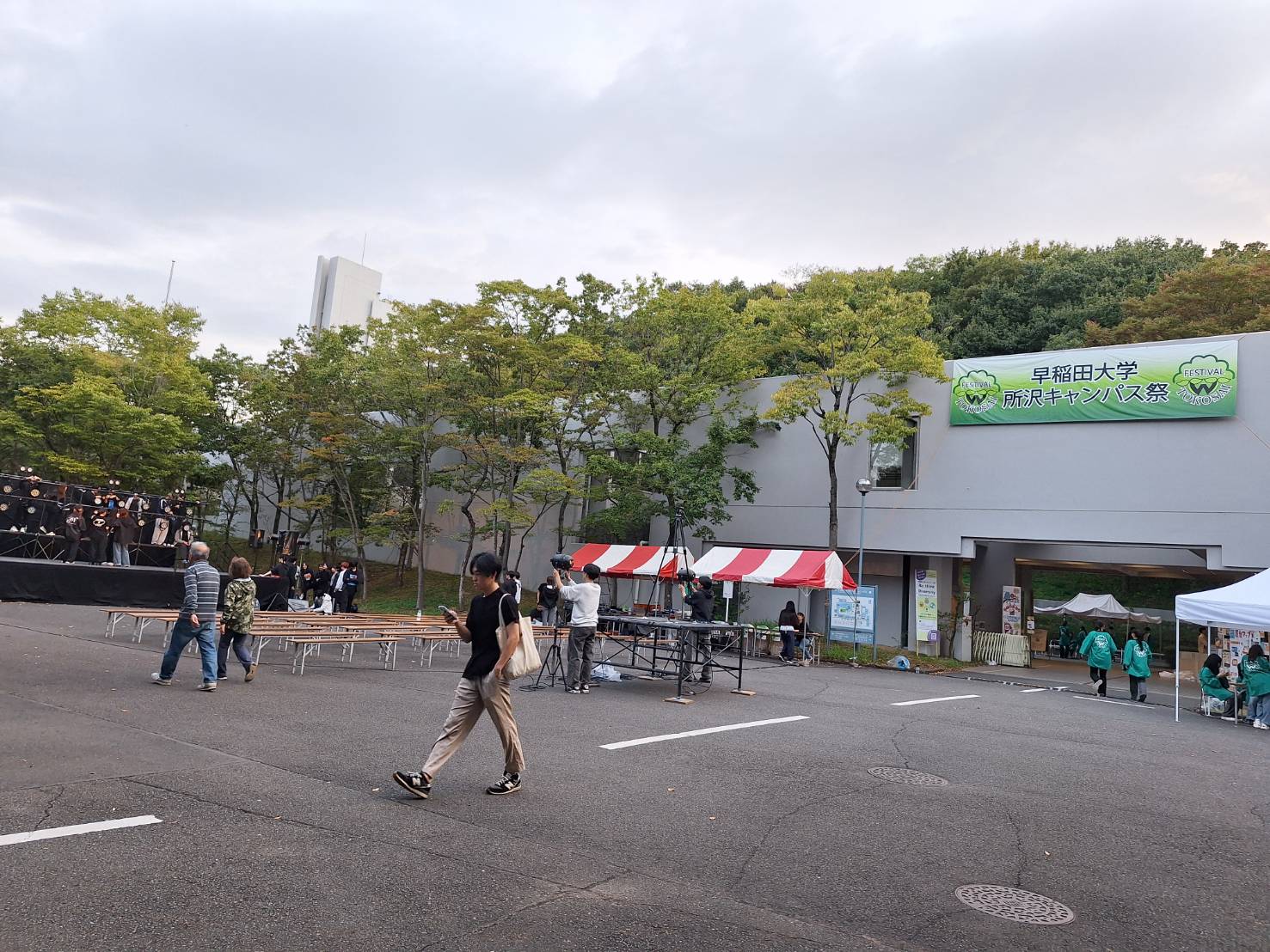 キャンパスに屋台のテントが並ぶ様子
